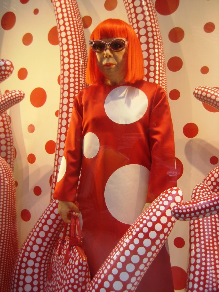 appearance of the famous Artist Yayoi Kusama in a shop window on 5th street